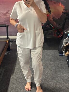 Healing Hands White V-Neck Short Sleeve Scrub Set NWT